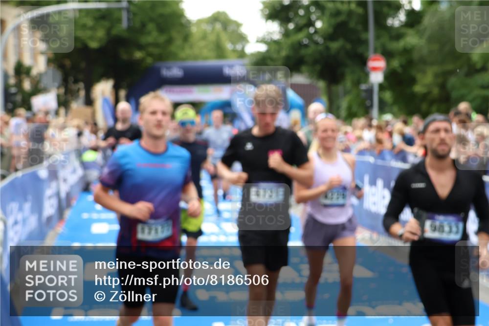 29.06.2025 - hella hamburg halbmarathon Zöllner http://msf.ph/oto/8186506 29.06.2025 10:43:13 Ziel 1675, 4229, 6721, 7026, 7093, 7451, 9833, 10251, 11177, 12153, 12776, 12839, 15255, 15706, 17177, 18304 meine-sportfotos.de
