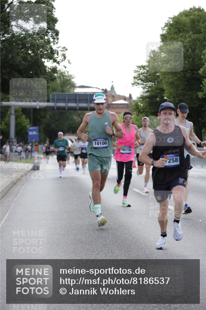 29.06.2025 - hella hamburg halbmarathon Jannik Wohlers http://msf.ph/oto/8186537 29.06.2025 09:43:57 Lombardsbrücke 1122, 2879, 5344, 7231, 7793, 8975, 9079, 10106, 10173, 10655, 10790, 11877, 14828, 15655, 16118, 17258 meine-sportfotos.de