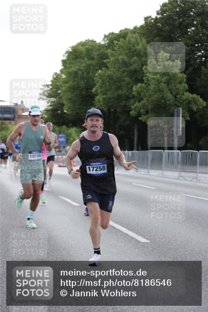 29.06.2025 - hella hamburg halbmarathon Jannik Wohlers http://msf.ph/oto/8186546 29.06.2025 09:43:57 Lombardsbrücke 1122, 2879, 5344, 7231, 7793, 8975, 9079, 10106, 10173, 10655, 10790, 11877, 14828, 15655, 16118, 17258 meine-sportfotos.de