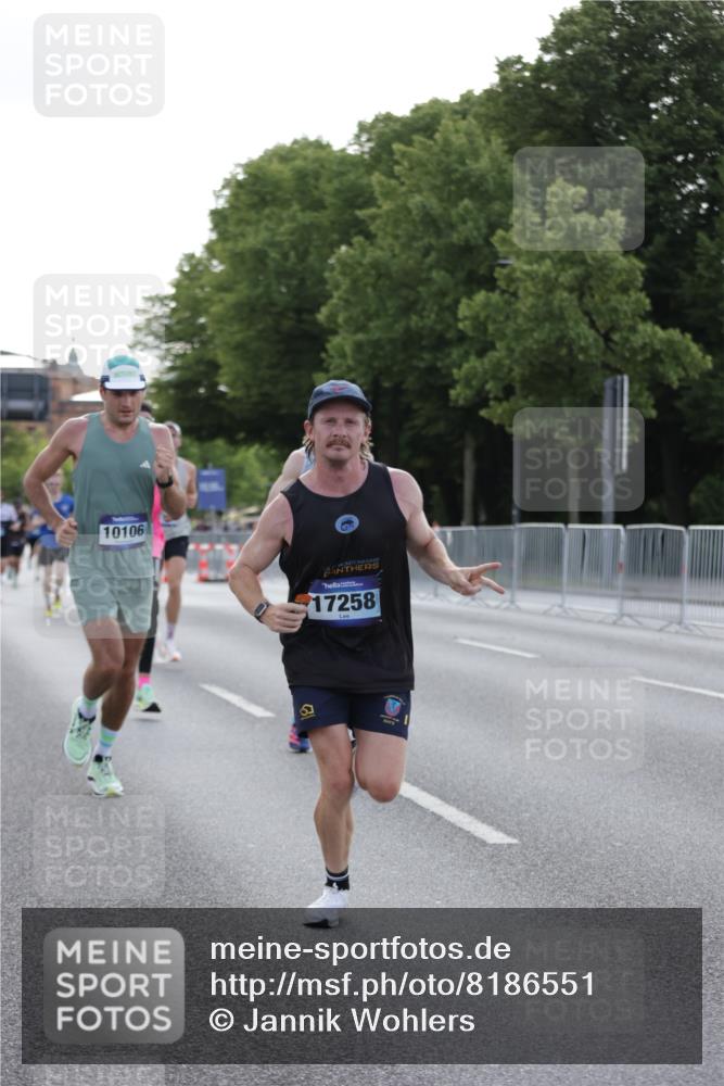 29.06.2025 - hella hamburg halbmarathon Jannik Wohlers http://msf.ph/oto/8186551 29.06.2025 09:43:58 Lombardsbrücke 2879, 3075, 5344, 7793, 8975, 9079, 10106, 10173, 10655, 10790, 11877, 14828, 15655, 16118, 17258 meine-sportfotos.de