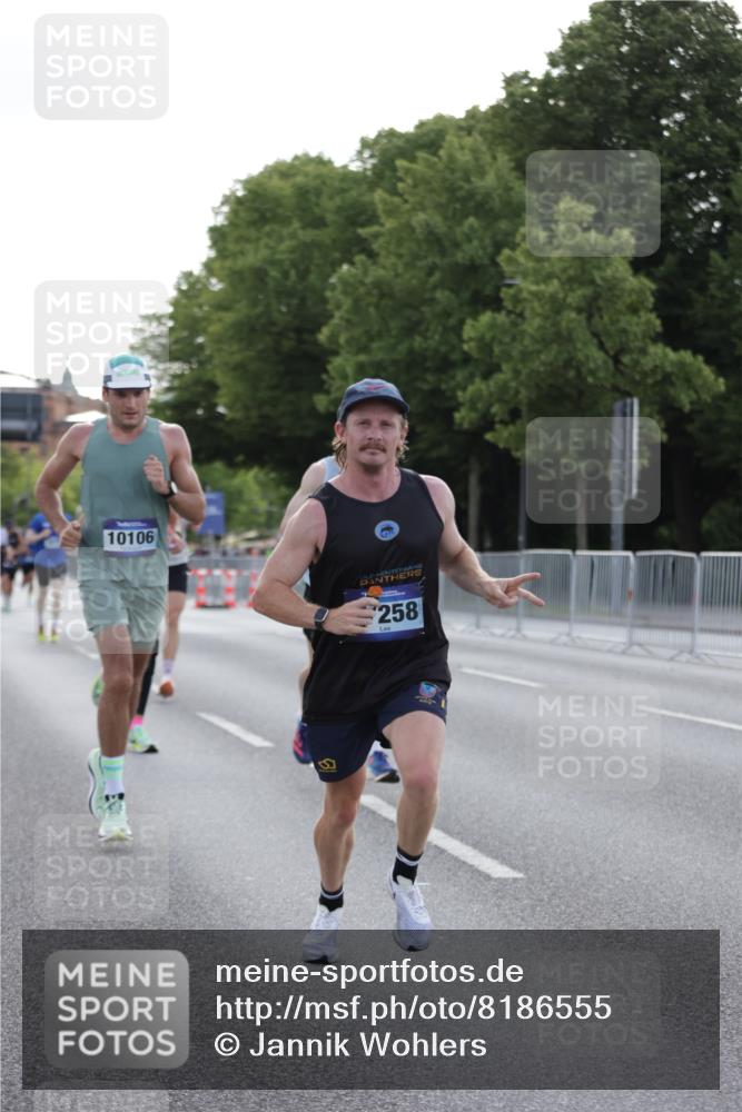 29.06.2025 - hella hamburg halbmarathon Jannik Wohlers http://msf.ph/oto/8186555 29.06.2025 09:43:58 Lombardsbrücke 2879, 3075, 5344, 7793, 8975, 9079, 10106, 10173, 10655, 10790, 11877, 14828, 15655, 16118, 17258 meine-sportfotos.de