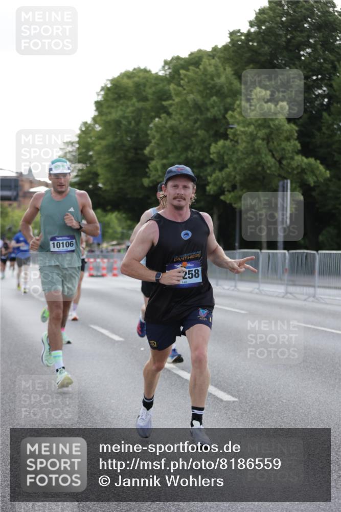 29.06.2025 - hella hamburg halbmarathon Jannik Wohlers http://msf.ph/oto/8186559 29.06.2025 09:43:58 Lombardsbrücke 2879, 3075, 5344, 7793, 8975, 9079, 10106, 10173, 10655, 10790, 11877, 14828, 15655, 16118, 17258 meine-sportfotos.de