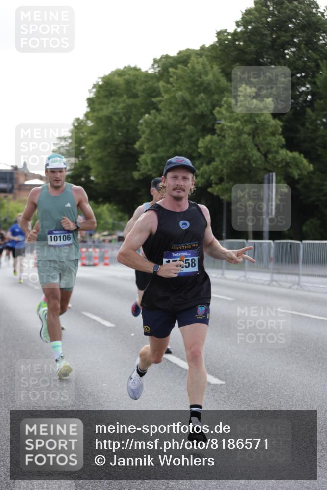 29.06.2025 - hella hamburg halbmarathon Jannik Wohlers http://msf.ph/oto/8186571 29.06.2025 09:43:58 Lombardsbrücke 2879, 3075, 5344, 7793, 8975, 9079, 10106, 10173, 10655, 10790, 11877, 14828, 15655, 16118, 17258 meine-sportfotos.de
