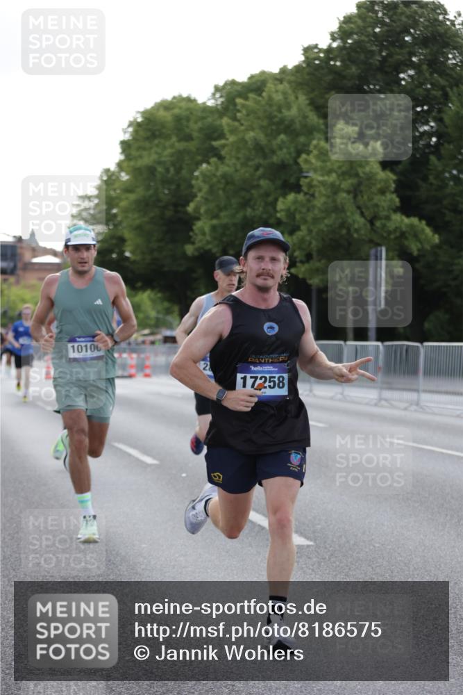 29.06.2025 - hella hamburg halbmarathon Jannik Wohlers http://msf.ph/oto/8186575 29.06.2025 09:43:58 Lombardsbrücke 2879, 3075, 5344, 7793, 8975, 9079, 10106, 10173, 10655, 10790, 11877, 14828, 15655, 16118, 17258 meine-sportfotos.de