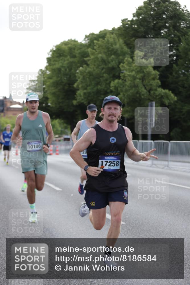 29.06.2025 - hella hamburg halbmarathon Jannik Wohlers http://msf.ph/oto/8186584 29.06.2025 09:43:58 Lombardsbrücke 2879, 3075, 5344, 7793, 8975, 9079, 10106, 10173, 10655, 10790, 11877, 14828, 15655, 16118, 17258 meine-sportfotos.de
