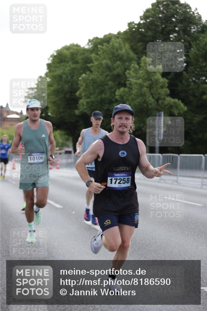 29.06.2025 - hella hamburg halbmarathon Jannik Wohlers http://msf.ph/oto/8186590 29.06.2025 09:43:58 Lombardsbrücke 2879, 3075, 5344, 7793, 8975, 9079, 10106, 10173, 10655, 10790, 11877, 14828, 15655, 16118, 17258 meine-sportfotos.de