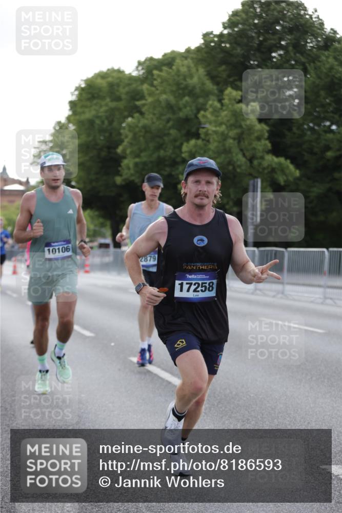 29.06.2025 - hella hamburg halbmarathon Jannik Wohlers http://msf.ph/oto/8186593 29.06.2025 09:43:58 Lombardsbrücke 2879, 3075, 5344, 7793, 8975, 9079, 10106, 10173, 10655, 10790, 11877, 14828, 15655, 16118, 17258 meine-sportfotos.de
