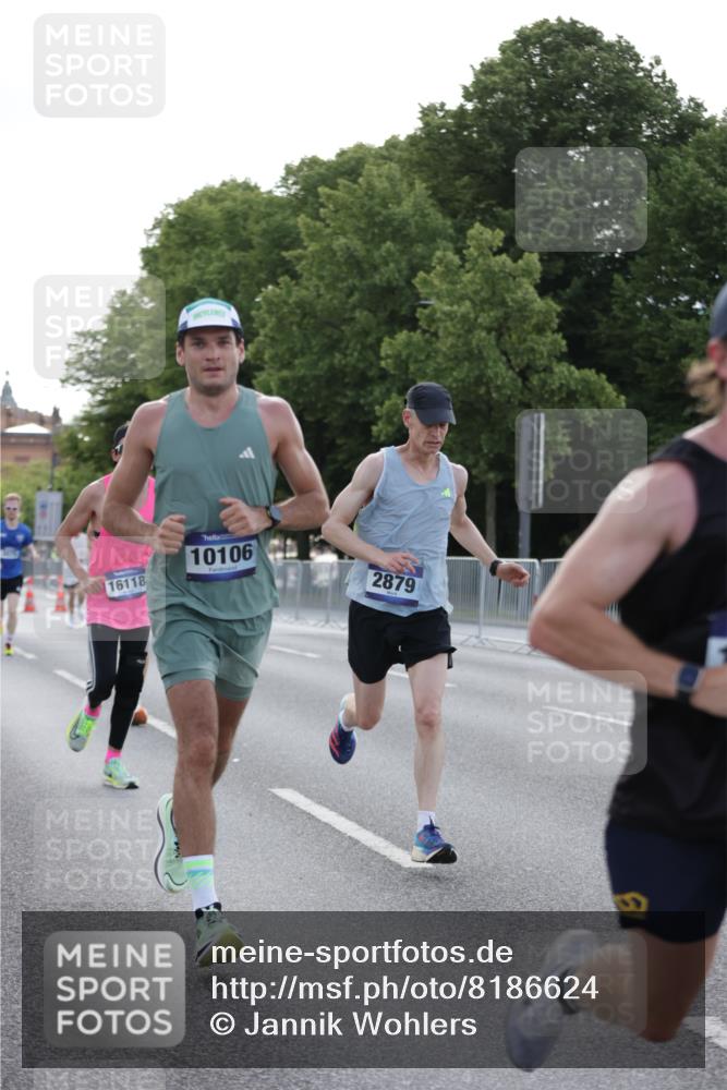29.06.2025 - hella hamburg halbmarathon Jannik Wohlers http://msf.ph/oto/8186624 29.06.2025 09:43:58 Lombardsbrücke 2879, 3075, 5344, 7793, 8975, 9079, 10106, 10173, 10655, 10790, 11877, 14828, 15655, 16118, 17258 meine-sportfotos.de