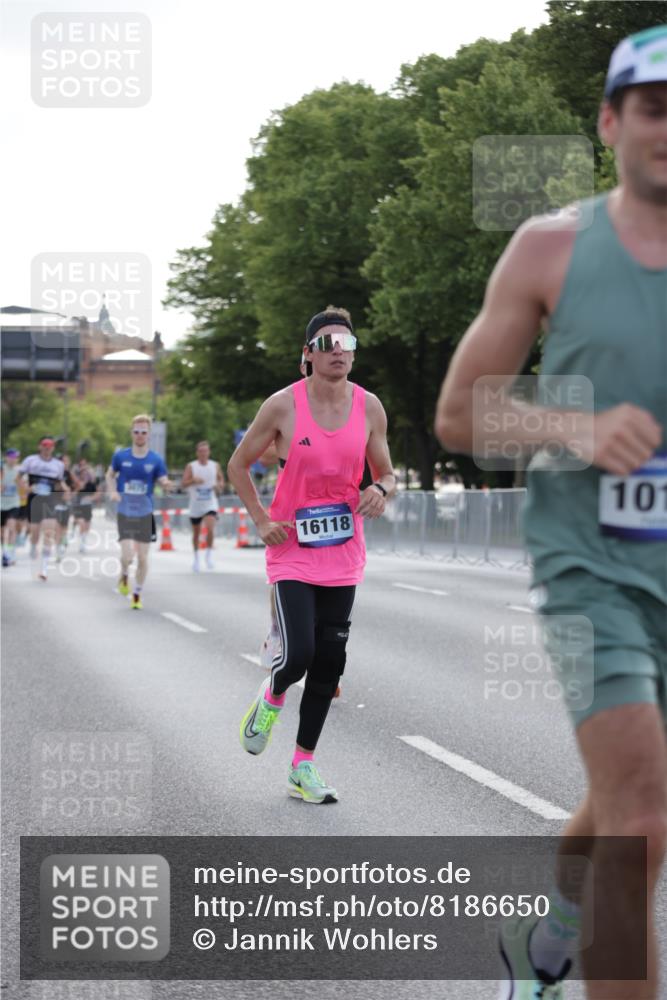 29.06.2025 - hella hamburg halbmarathon Jannik Wohlers http://msf.ph/oto/8186650 29.06.2025 09:43:59 Lombardsbrücke 2879, 3075, 5344, 7793, 8975, 9079, 10106, 10173, 10655, 10790, 11877, 13779, 14828, 15655, 16118, 17258 meine-sportfotos.de