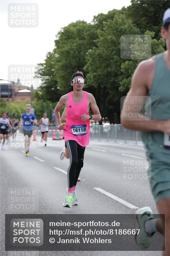 29.06.2025 - hella hamburg halbmarathon Jannik Wohlers http://msf.ph/oto/8186667 29.06.2025 09:43:59 Lombardsbrücke 2879, 3075, 5344, 7793, 8975, 9079, 10106, 10173, 10655, 10790, 11877, 13779, 14828, 15655, 16118, 17258 meine-sportfotos.de