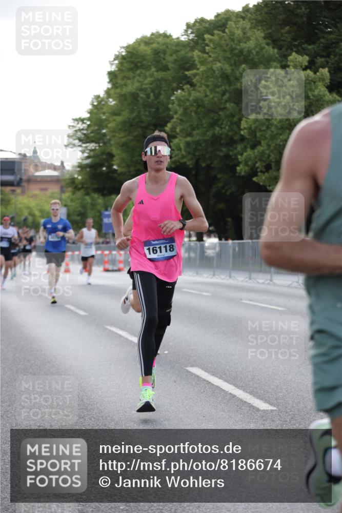 29.06.2025 - hella hamburg halbmarathon Jannik Wohlers http://msf.ph/oto/8186674 29.06.2025 09:43:59 Lombardsbrücke 2879, 3075, 5344, 7793, 8975, 9079, 10106, 10173, 10655, 10790, 11877, 13779, 14828, 15655, 16118, 17258 meine-sportfotos.de