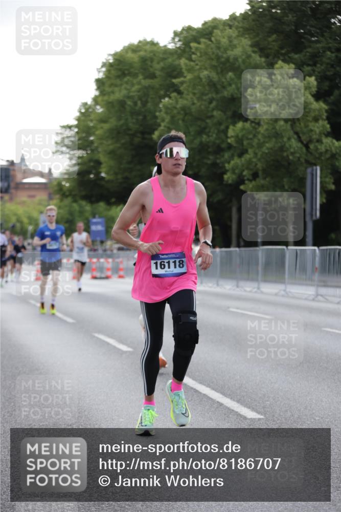 29.06.2025 - hella hamburg halbmarathon Jannik Wohlers http://msf.ph/oto/8186707 29.06.2025 09:43:59 Lombardsbrücke 2879, 3075, 5344, 7793, 8975, 9079, 10106, 10173, 10655, 10790, 11877, 13779, 14828, 15655, 16118, 17258 meine-sportfotos.de