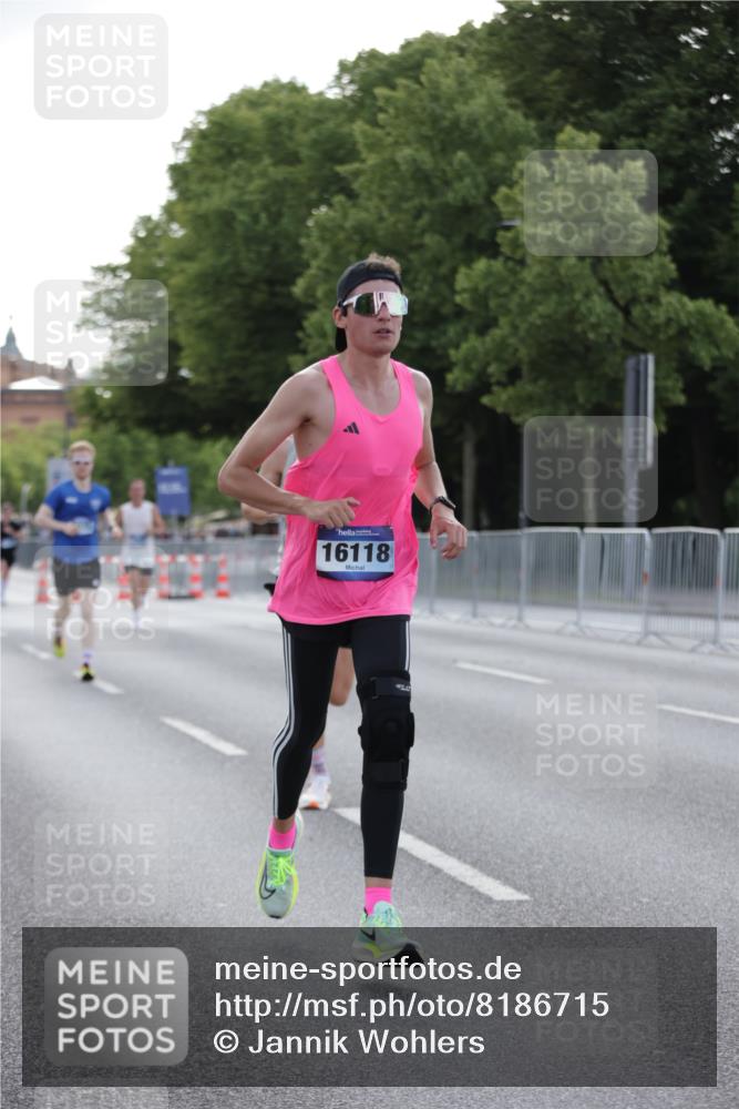 29.06.2025 - hella hamburg halbmarathon Jannik Wohlers http://msf.ph/oto/8186715 29.06.2025 09:44:00 Lombardsbrücke 2879, 3075, 5344, 7793, 8975, 9079, 10106, 10173, 10655, 10790, 11877, 13779, 14828, 15655, 16118, 17258, 19114 meine-sportfotos.de
