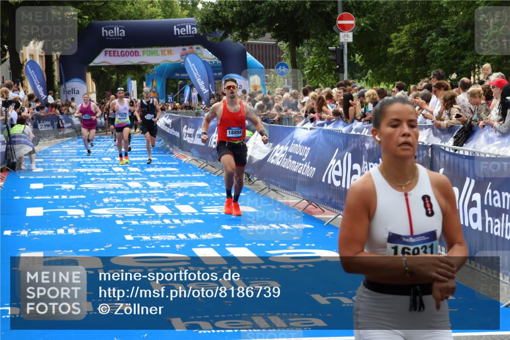 29.06.2025 - hella hamburg halbmarathon Zöllner http://msf.ph/oto/8186739 29.06.2025 10:33:39 Ziel 1053, 1396, 2836, 8312, 12595, 14975, 17191, 18854 meine-sportfotos.de