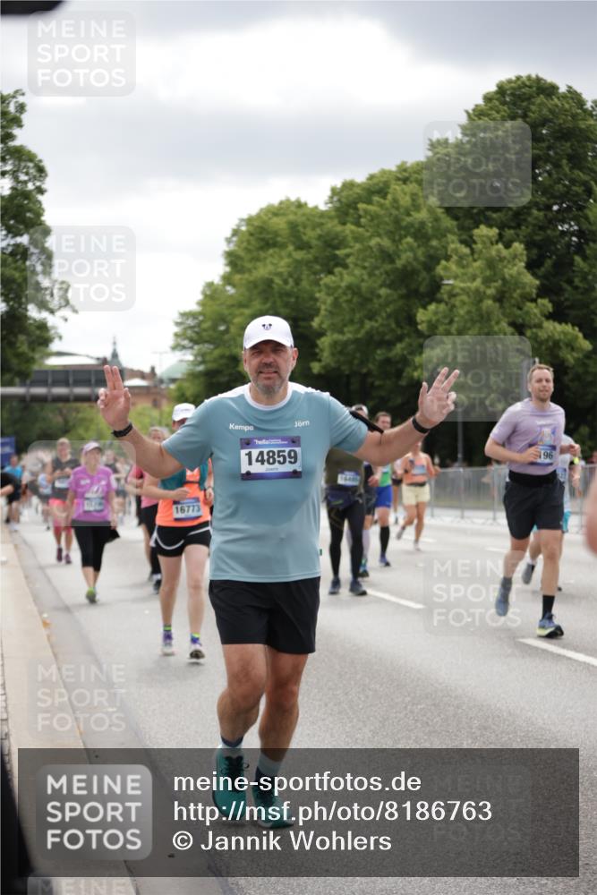 29.06.2025 - hella hamburg halbmarathon Jannik Wohlers http://msf.ph/oto/8186763 29.06.2025 11:11:30 Lombardsbrücke 1934, 2695, 2696, 2969, 3016, 3608, 3667, 3932, 4196, 4574, 4821, 4881, 5326, 5368, 6000, 6001, 6242, 6454, 7050, 7149, 7686, 7687, 7939, 8768, 8831, 8876, 9683, 10822, 10827, 10997, 11005, 11796, 13298, 14082, 14504, 14656, 14859, 15238, 15746, 16268, 16405, 16438, 16485, 16773, 17777, 18260, 18383, 18955 meine-sportfotos.de