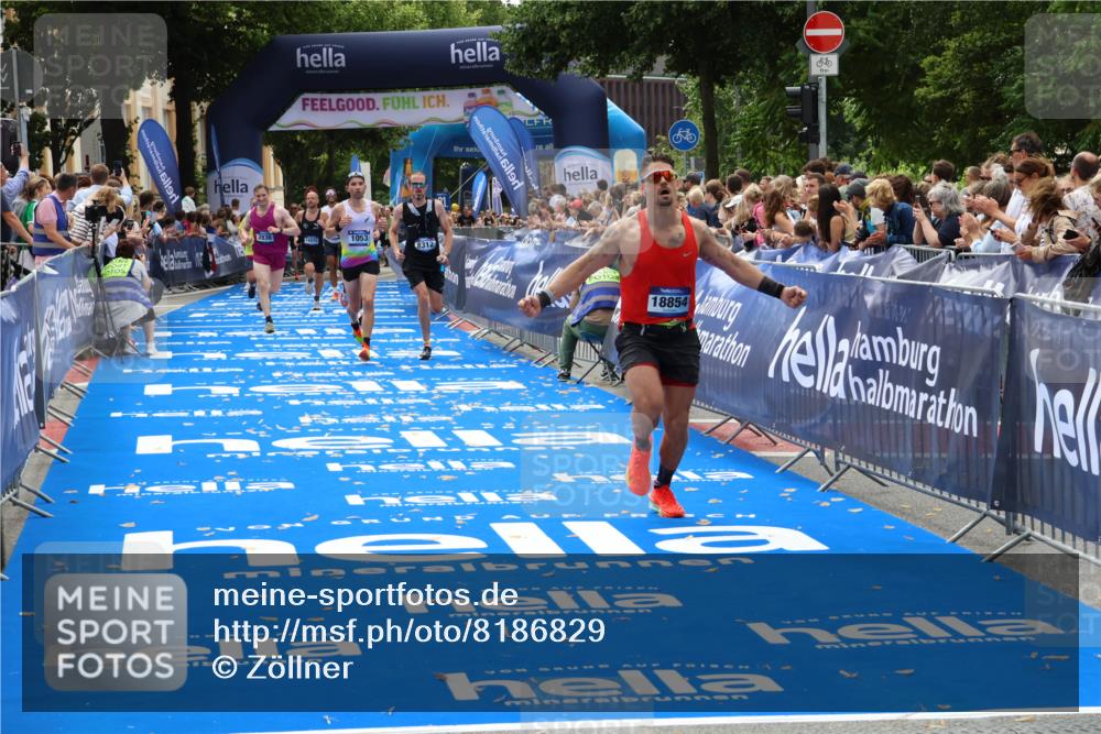 29.06.2025 - hella hamburg halbmarathon Zöllner http://msf.ph/oto/8186829 29.06.2025 10:33:39 Ziel 1053, 1396, 2836, 8312, 12595, 14975, 17191, 18854 meine-sportfotos.de