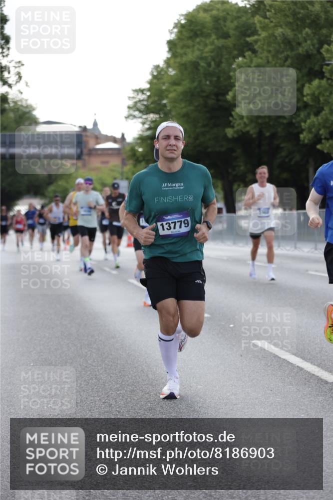 29.06.2025 - hella hamburg halbmarathon Jannik Wohlers http://msf.ph/oto/8186903 29.06.2025 09:44:03 Lombardsbrücke 2879, 3075, 3968, 5344, 8975, 9079, 10106, 10173, 10790, 11877, 13779, 14828, 15576, 15655, 16118, 17258, 18699, 19114 meine-sportfotos.de