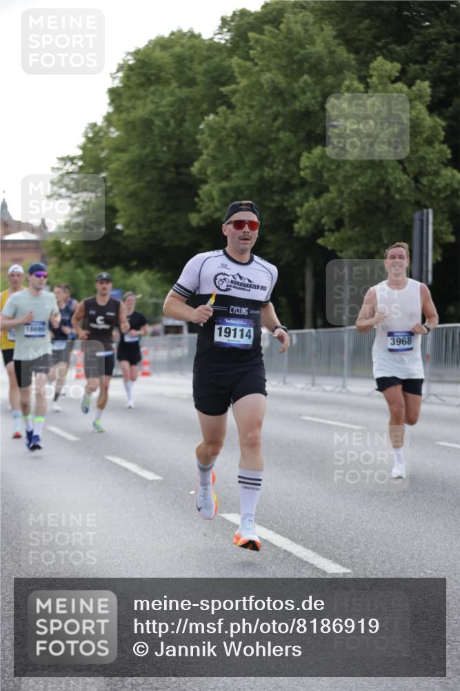 29.06.2025 - hella hamburg halbmarathon Jannik Wohlers http://msf.ph/oto/8186919 29.06.2025 09:44:05 Lombardsbrücke 1065, 2879, 3075, 3968, 5344, 7349, 8975, 9079, 10106, 10173, 10790, 11877, 12369, 13779, 14828, 15576, 15655, 15880, 16118, 17258, 17354, 18699, 19114 meine-sportfotos.de