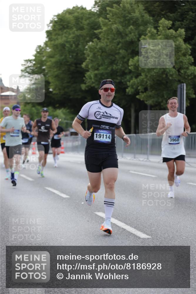 29.06.2025 - hella hamburg halbmarathon Jannik Wohlers http://msf.ph/oto/8186928 29.06.2025 09:44:05 Lombardsbrücke 1065, 2879, 3075, 3968, 5344, 7349, 8975, 9079, 10106, 10173, 10790, 11877, 12369, 13779, 14828, 15576, 15655, 15880, 16118, 17258, 17354, 18699, 19114 meine-sportfotos.de