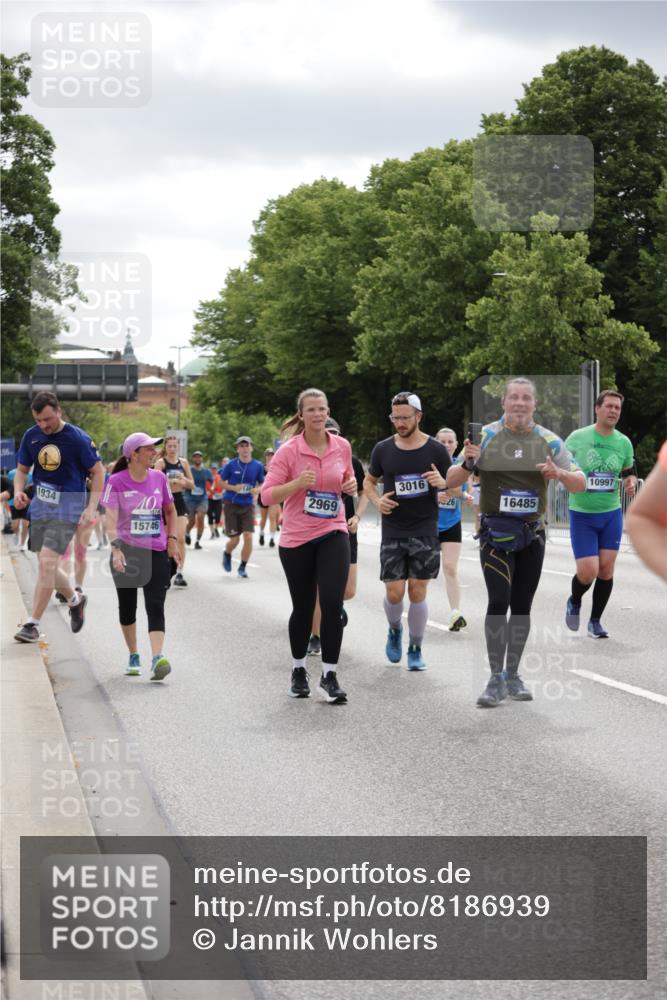 29.06.2025 - hella hamburg halbmarathon Jannik Wohlers http://msf.ph/oto/8186939 29.06.2025 11:11:33 Lombardsbrücke 1934, 2502, 2611, 2616, 2695, 2696, 2969, 3016, 3667, 4196, 5326, 5368, 6000, 6001, 6242, 7050, 7149, 7686, 7687, 7939, 8768, 8831, 8876, 9683, 10492, 10822, 10827, 10997, 11005, 11796, 13040, 13298, 13585, 14082, 14089, 14268, 14504, 14656, 14859, 15238, 15746, 16268, 16405, 16438, 16485, 16773, 17777, 18260, 18383 meine-sportfotos.de