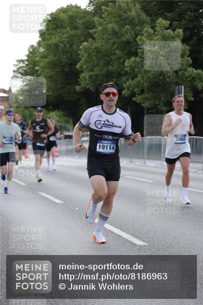 29.06.2025 - hella hamburg halbmarathon Jannik Wohlers http://msf.ph/oto/8186963 29.06.2025 09:44:05 Lombardsbrücke 1065, 2879, 3075, 3968, 5344, 7349, 8975, 9079, 10106, 10173, 10790, 11877, 12369, 13779, 14828, 15576, 15655, 15880, 16118, 17258, 17354, 18699, 19114 meine-sportfotos.de