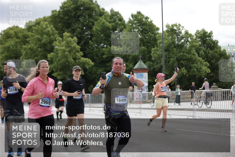 29.06.2025 - hella hamburg halbmarathon Jannik Wohlers http://msf.ph/oto/8187036 29.06.2025 11:11:34 Lombardsbrücke 1934, 2502, 2611, 2616, 2695, 2696, 2969, 3016, 3301, 3667, 4196, 5326, 5368, 6000, 6001, 6242, 7050, 7149, 7637, 7686, 7687, 7939, 8768, 8831, 8858, 8876, 9683, 10492, 10822, 10827, 10997, 11005, 11796, 13040, 13298, 13585, 14082, 14089, 14268, 14504, 14859, 15238, 15746, 16268, 16405, 16438, 16485, 16773, 17777, 18260, 18383 meine-sportfotos.de