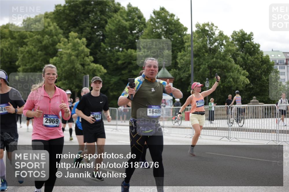 29.06.2025 - hella hamburg halbmarathon Jannik Wohlers http://msf.ph/oto/8187076 29.06.2025 11:11:35 Lombardsbrücke 1934, 2502, 2611, 2616, 2695, 2696, 2969, 3016, 3301, 3667, 4196, 5326, 5368, 6000, 6001, 6242, 7050, 7149, 7637, 7686, 7687, 7939, 7954, 8768, 8831, 8858, 8876, 10492, 10822, 10827, 10997, 11005, 11796, 12649, 13040, 13298, 13585, 14082, 14089, 14268, 14504, 14859, 15148, 15238, 15746, 16268, 16405, 16438, 16485, 16773, 17777, 18260, 18383 meine-sportfotos.de