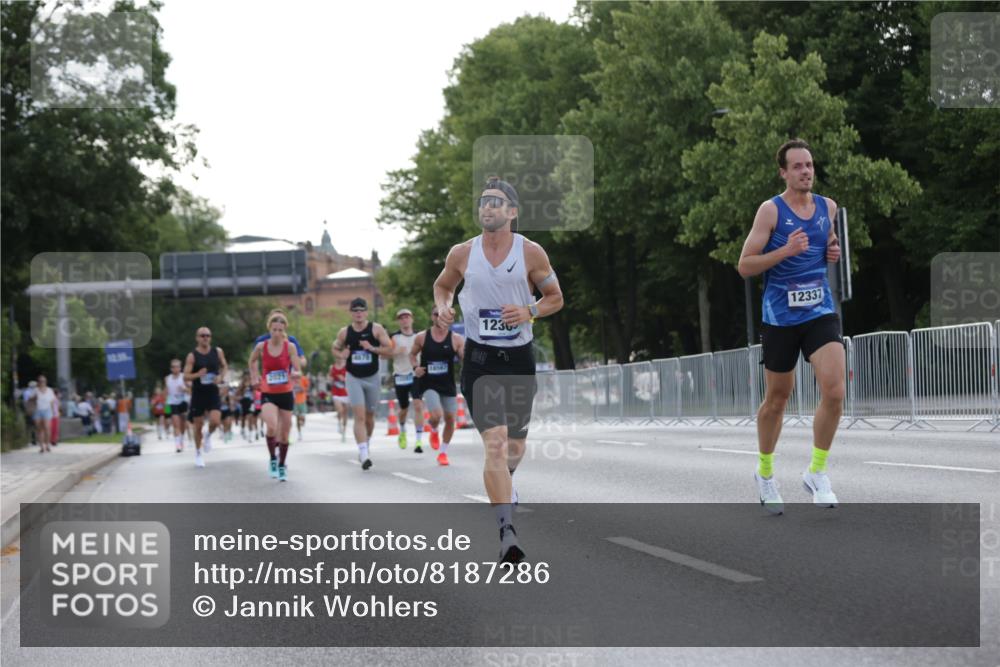 29.06.2025 - hella hamburg halbmarathon Jannik Wohlers http://msf.ph/oto/8187286 29.06.2025 09:44:11 Lombardsbrücke 1065, 2021, 2879, 3075, 3845, 3968, 4678, 7349, 10106, 11877, 12337, 12369, 13779, 14828, 15268, 15576, 15583, 15880, 16118, 17258, 17354, 18567, 18699, 19114 meine-sportfotos.de