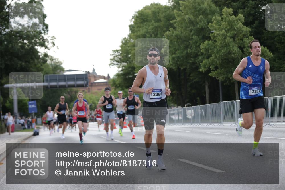 29.06.2025 - hella hamburg halbmarathon Jannik Wohlers http://msf.ph/oto/8187316 29.06.2025 09:44:11 Lombardsbrücke 1065, 2021, 2879, 3075, 3845, 3968, 4678, 7349, 10106, 11877, 12337, 12369, 13779, 14828, 15268, 15576, 15583, 15880, 16118, 17258, 17354, 18567, 18699, 19114 meine-sportfotos.de