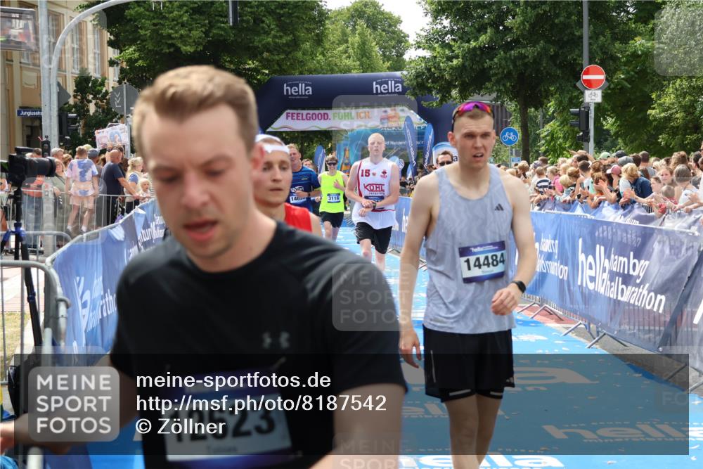 29.06.2025 - hella hamburg halbmarathon Zöllner http://msf.ph/oto/8187542 29.06.2025 10:43:42 Ziel 3116, 4318, 6903, 9114, 13421, 13996, 14201, 14210, 14690, 15328, 15932, 17912, 18449 meine-sportfotos.de