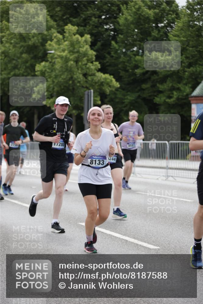 29.06.2025 - hella hamburg halbmarathon Jannik Wohlers http://msf.ph/oto/8187588 29.06.2025 11:11:49 Lombardsbrücke 2193, 2279, 2502, 2611, 2616, 2732, 3301, 3586, 4313, 4392, 4681, 5029, 5135, 5368, 5413, 5657, 5843, 7149, 7637, 7954, 8133, 8397, 8858, 8859, 9587, 9690, 10244, 10326, 10492, 10690, 12649, 13040, 13585, 14089, 14268, 14367, 14504, 14884, 15130, 15148, 15398, 15999, 16370, 16405, 16733, 17205, 17280 meine-sportfotos.de