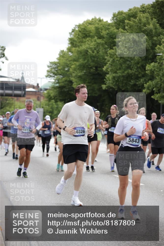 29.06.2025 - hella hamburg halbmarathon Jannik Wohlers http://msf.ph/oto/8187809 29.06.2025 11:11:53 Lombardsbrücke 2193, 2279, 2502, 2611, 2616, 2732, 3301, 3586, 4313, 4392, 4681, 5029, 5135, 5413, 5657, 5764, 5843, 7359, 7637, 7954, 8133, 8242, 8397, 8667, 8858, 8859, 9587, 9690, 10244, 10326, 10370, 10492, 10690, 12304, 12649, 12756, 13040, 14071, 14089, 14268, 14367, 14487, 14884, 15130, 15148, 15398, 15999, 16370, 16733, 17205, 17280, 17618 meine-sportfotos.de