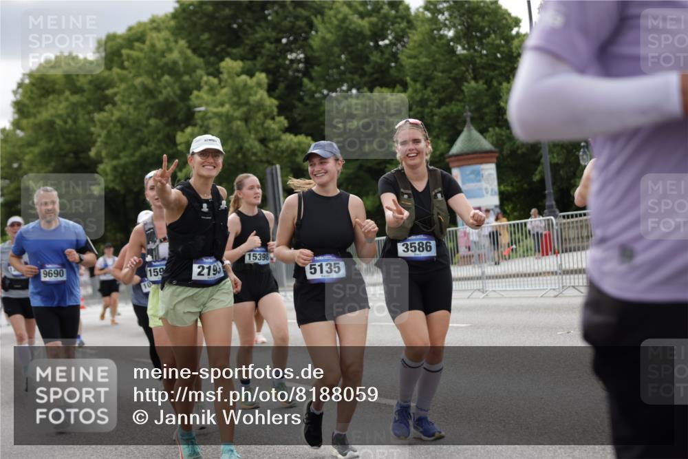 29.06.2025 - hella hamburg halbmarathon Jannik Wohlers http://msf.ph/oto/8188059 29.06.2025 11:11:59 Lombardsbrücke 2193, 2279, 2732, 3586, 4212, 4313, 4392, 4681, 5029, 5135, 5304, 5334, 5413, 5657, 5764, 5843, 6157, 6186, 7359, 8242, 8667, 9587, 9690, 9818, 10244, 10326, 10370, 10690, 11108, 12304, 12756, 13828, 14071, 14367, 14487, 14884, 15398, 15999, 16370, 16544, 16733, 17205, 17254, 17280, 17418, 17618 meine-sportfotos.de