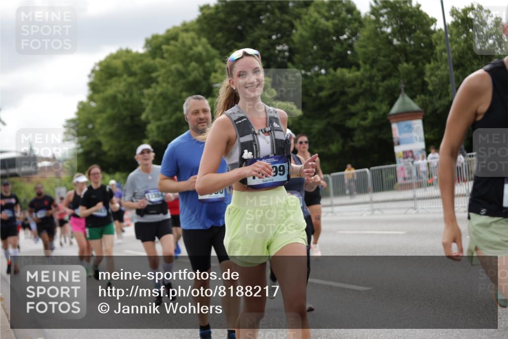 29.06.2025 - hella hamburg halbmarathon Jannik Wohlers http://msf.ph/oto/8188217 29.06.2025 11:12:01 Lombardsbrücke 2193, 2279, 2732, 3586, 4212, 4392, 4681, 5135, 5304, 5334, 5413, 5657, 5764, 6157, 6186, 7359, 7745, 7746, 8242, 8667, 9587, 9690, 9818, 10326, 10370, 10690, 11108, 12304, 12516, 12756, 13828, 14071, 14367, 14487, 14884, 15398, 15999, 16370, 16544, 16733, 17205, 17254, 17418, 17618 meine-sportfotos.de