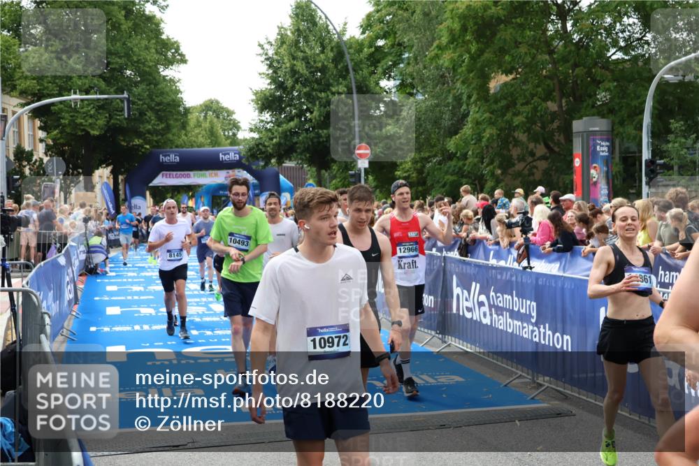 29.06.2025 - hella hamburg halbmarathon Zöllner http://msf.ph/oto/8188220 29.06.2025 10:44:00 Ziel 3697, 3907, 4981, 8063, 8145, 8900, 10493, 10596, 11809, 12438, 12966, 14861, 15383, 16549, 17376, 17403, 17516, 18678 meine-sportfotos.de
