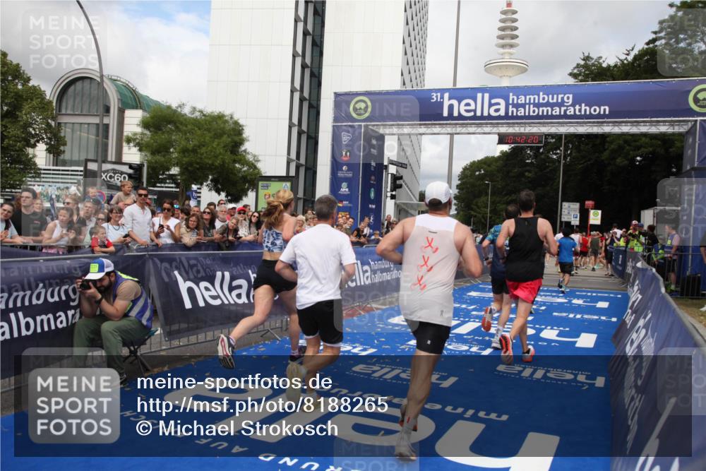 29.06.2025 - hella hamburg halbmarathon Michael Strokosch http://msf.ph/oto/8188265 29.06.2025 10:42:19 Ziel 1903, 2675, 5682, 7765, 7865, 9365, 13709, 13746, 14811, 14899, 15270, 16626, 16660, 17182, 17363, 18772, 18802 meine-sportfotos.de