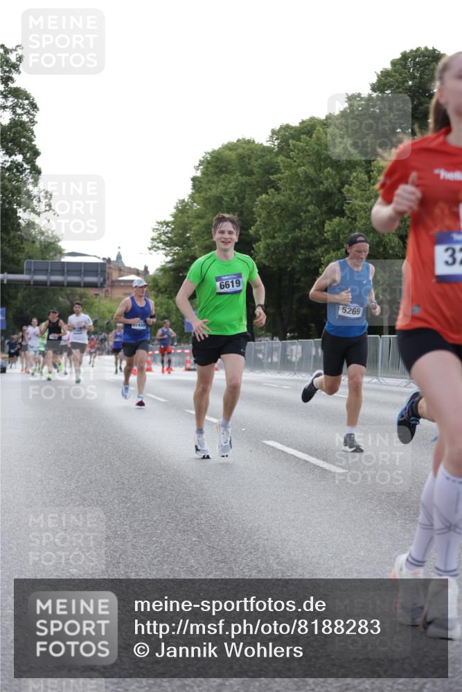 29.06.2025 - hella hamburg halbmarathon Jannik Wohlers http://msf.ph/oto/8188283 29.06.2025 09:44:32 Lombardsbrücke 1827, 3201, 5269, 5367, 6619, 8473, 8731, 10156, 10848, 12287, 12900, 13838, 13956, 14164, 15268, 15583, 16377, 16508, 16736, 17488, 18874 meine-sportfotos.de