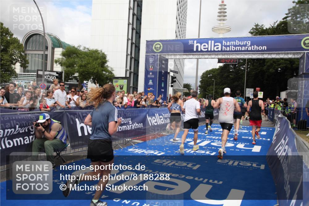 29.06.2025 - hella hamburg halbmarathon Michael Strokosch http://msf.ph/oto/8188288 29.06.2025 10:42:19 Ziel 1903, 2675, 5682, 7765, 7865, 9365, 13709, 13746, 14811, 14899, 15270, 16626, 16660, 17182, 17363, 18772, 18802 meine-sportfotos.de
