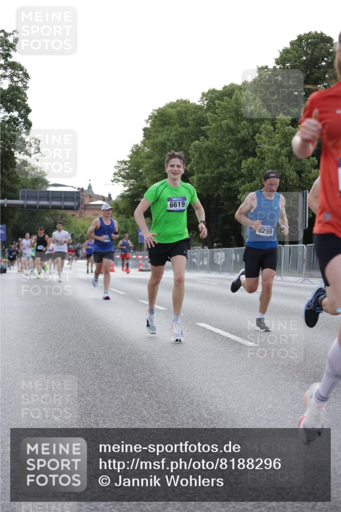 29.06.2025 - hella hamburg halbmarathon Jannik Wohlers http://msf.ph/oto/8188296 29.06.2025 09:44:32 Lombardsbrücke 1827, 3201, 5269, 5367, 6619, 8473, 8731, 10156, 10848, 12287, 12900, 13838, 13956, 14164, 15268, 15583, 16377, 16508, 16736, 17488, 18874 meine-sportfotos.de