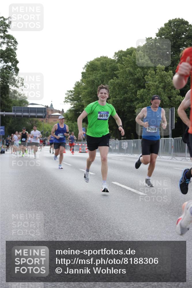 29.06.2025 - hella hamburg halbmarathon Jannik Wohlers http://msf.ph/oto/8188306 29.06.2025 09:44:32 Lombardsbrücke 1827, 3201, 5269, 5367, 6619, 8473, 8731, 10156, 10848, 12287, 12900, 13838, 13956, 14164, 15268, 15583, 16377, 16508, 16736, 17488, 18874 meine-sportfotos.de