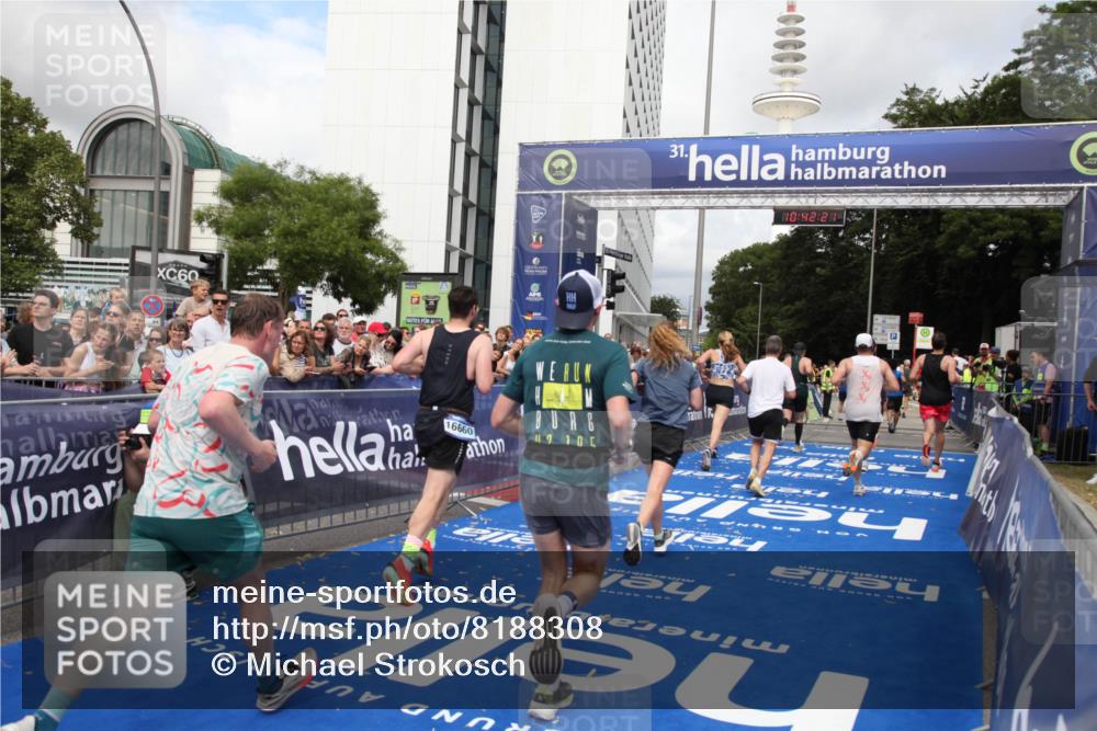 29.06.2025 - hella hamburg halbmarathon Michael Strokosch http://msf.ph/oto/8188308 29.06.2025 10:42:20 Ziel 1312, 1903, 2675, 7765, 7865, 9365, 13709, 13746, 14811, 14899, 15270, 16626, 16660, 17182, 17363, 18772, 18802 meine-sportfotos.de