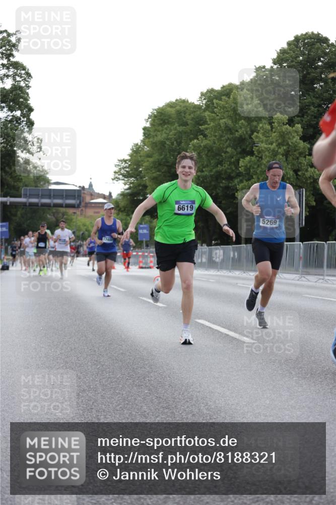 29.06.2025 - hella hamburg halbmarathon Jannik Wohlers http://msf.ph/oto/8188321 29.06.2025 09:44:32 Lombardsbrücke 1827, 3201, 5269, 5367, 6619, 8473, 8731, 10156, 10848, 12287, 12900, 13838, 13956, 14164, 15268, 15583, 16377, 16508, 16736, 17488, 18874 meine-sportfotos.de