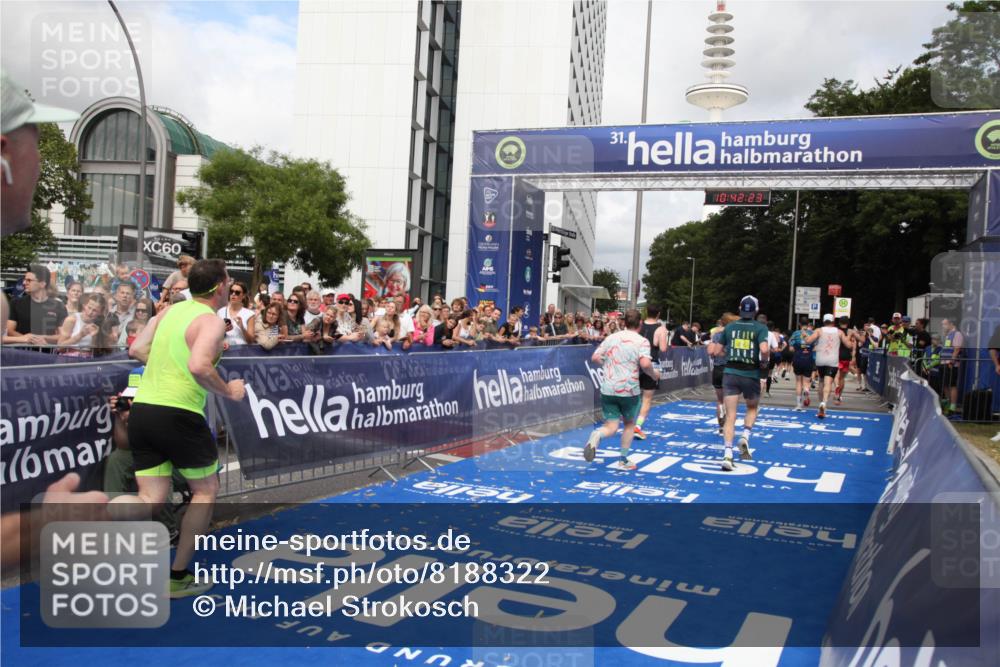 29.06.2025 - hella hamburg halbmarathon Michael Strokosch http://msf.ph/oto/8188322 29.06.2025 10:42:22 Ziel 1312, 1903, 2675, 6639, 6770, 7865, 9365, 13709, 13746, 13807, 14811, 14899, 15270, 15654, 16626, 16660, 17182, 18802 meine-sportfotos.de