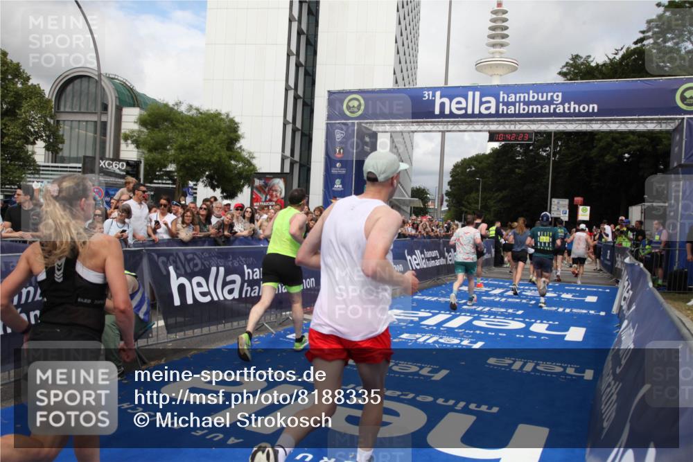 29.06.2025 - hella hamburg halbmarathon Michael Strokosch http://msf.ph/oto/8188335 29.06.2025 10:42:22 Ziel 1312, 1903, 2675, 6639, 6770, 7865, 9365, 13709, 13746, 13807, 14811, 14899, 15270, 15654, 16626, 16660, 17182, 18802 meine-sportfotos.de