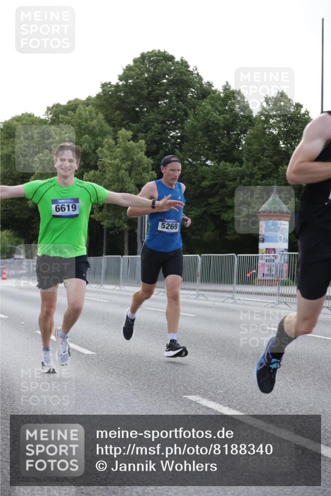 29.06.2025 - hella hamburg halbmarathon Jannik Wohlers http://msf.ph/oto/8188340 29.06.2025 09:44:32 Lombardsbrücke 1827, 3201, 5269, 5367, 6619, 8473, 8731, 10156, 10848, 12287, 12900, 13838, 13956, 14164, 15268, 15583, 16377, 16508, 16736, 17488, 18874 meine-sportfotos.de