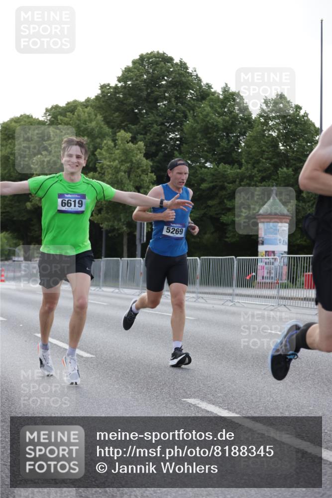 29.06.2025 - hella hamburg halbmarathon Jannik Wohlers http://msf.ph/oto/8188345 29.06.2025 09:44:32 Lombardsbrücke 1827, 3201, 5269, 5367, 6619, 8473, 8731, 10156, 10848, 12287, 12900, 13838, 13956, 14164, 15268, 15583, 16377, 16508, 16736, 17488, 18874 meine-sportfotos.de
