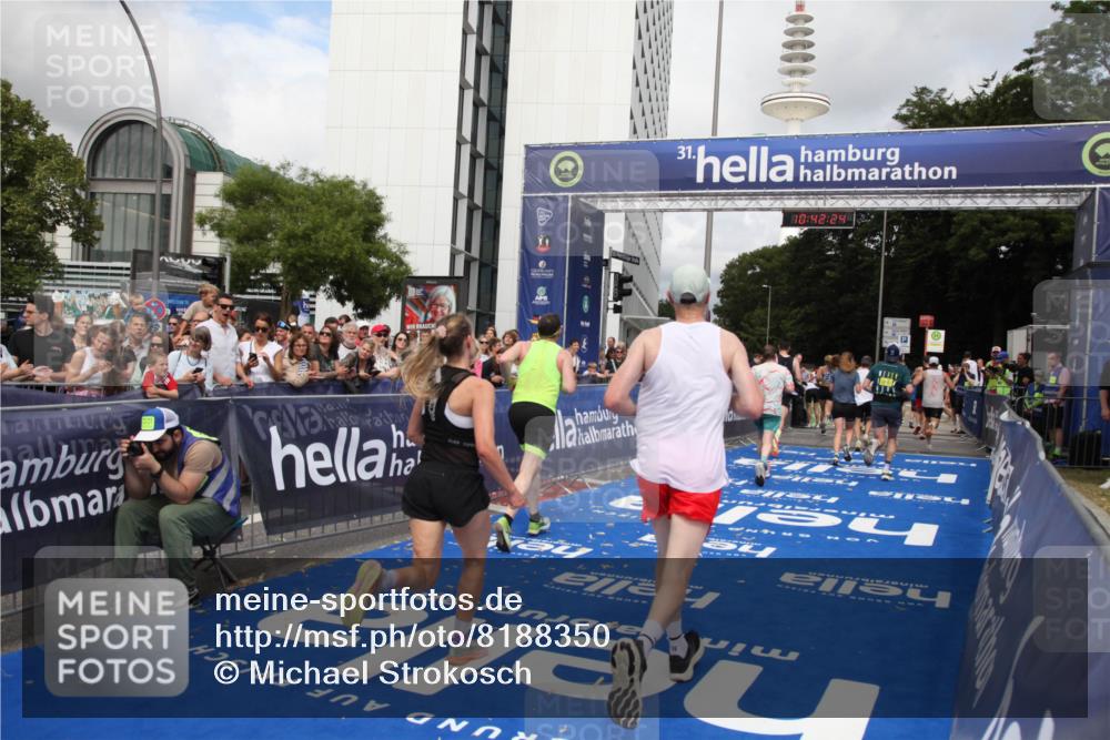 29.06.2025 - hella hamburg halbmarathon Michael Strokosch http://msf.ph/oto/8188350 29.06.2025 10:42:23 Ziel 1312, 1903, 2675, 6639, 6770, 7865, 9365, 13709, 13746, 13807, 14226, 14811, 14899, 15270, 15654, 16281, 16660, 17182 meine-sportfotos.de