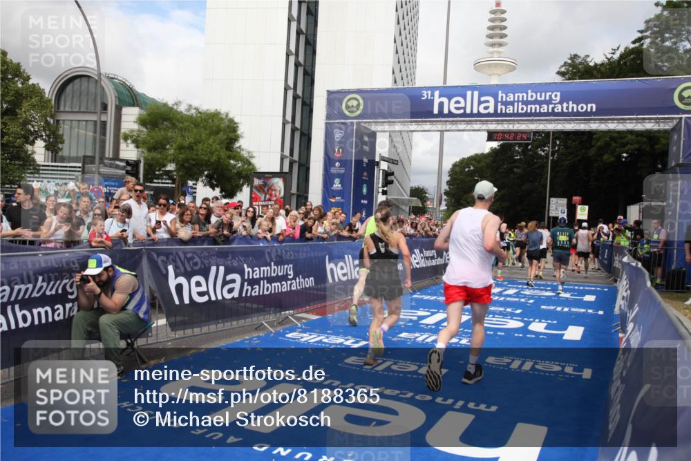 29.06.2025 - hella hamburg halbmarathon Michael Strokosch http://msf.ph/oto/8188365 29.06.2025 10:42:23 Ziel 1312, 1903, 2675, 6639, 6770, 7865, 9365, 13709, 13746, 13807, 14226, 14811, 14899, 15270, 15654, 16281, 16660, 17182 meine-sportfotos.de