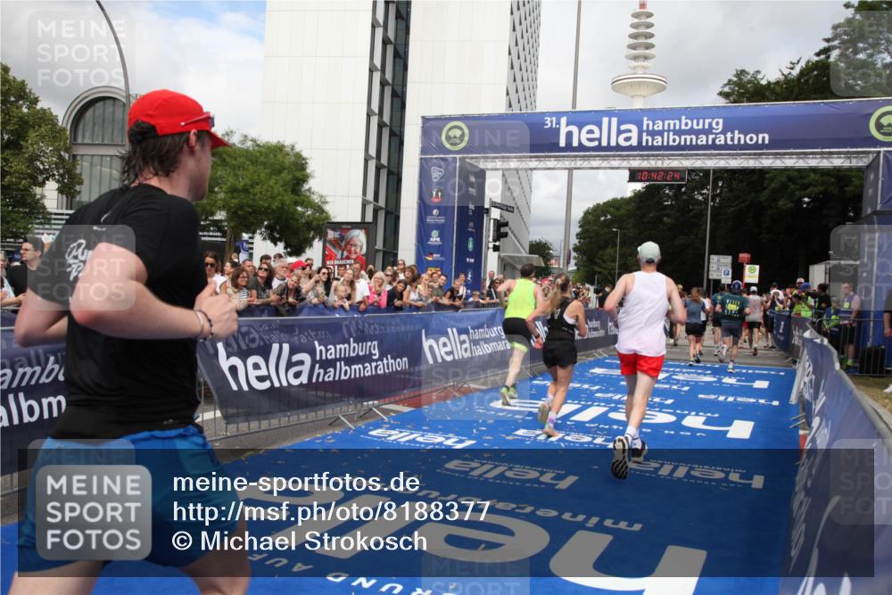 29.06.2025 - hella hamburg halbmarathon Michael Strokosch http://msf.ph/oto/8188377 29.06.2025 10:42:23 Ziel 1312, 1903, 2675, 6639, 6770, 7865, 9365, 13709, 13746, 13807, 14226, 14811, 14899, 15270, 15654, 16281, 16660, 17182 meine-sportfotos.de
