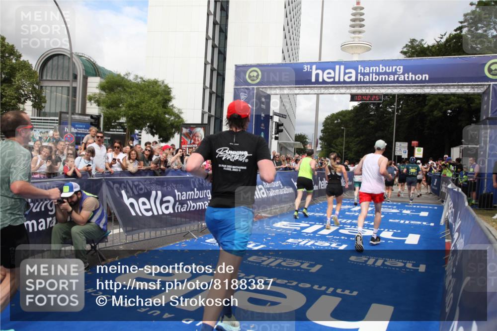29.06.2025 - hella hamburg halbmarathon Michael Strokosch http://msf.ph/oto/8188387 29.06.2025 10:42:24 Ziel 1312, 1903, 2675, 6639, 6770, 7865, 11907, 13746, 13807, 14226, 14811, 15175, 15270, 15654, 16281, 16660, 17182, 18330 meine-sportfotos.de